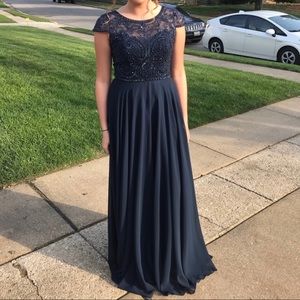Gorgeous navy prom dress!